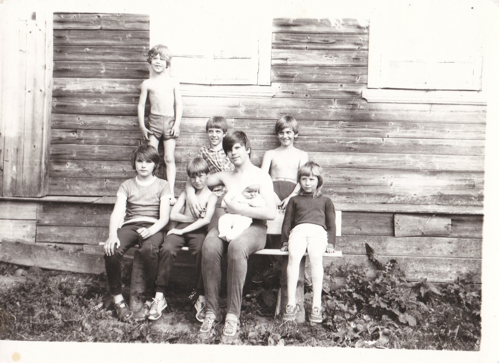 На завалинке, 23 июня 1990, Тверская обл., Старицкий р-н, дер. Бабинское. Фотография из архива Евгения Сергеевича Истомина.Выставка «Дети 90-х» с этой фотографией.