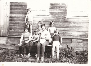 На завалинке, 23 июня 1990, Тверская обл., Старицкий р-н, дер. Бабинское. Фотография из архива Евгения Сергеевича Истомина.Выставка «Дети 90-х» с этой фотографией.