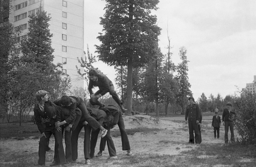 Игра в «Слона» за школой № 301 на улице Седова, май 1977, г. Москва. Большая перемена. Мальчишки восьмых классов играют в «Слона» за школой № 301 на ул. Седова. Камера «Смена 8».