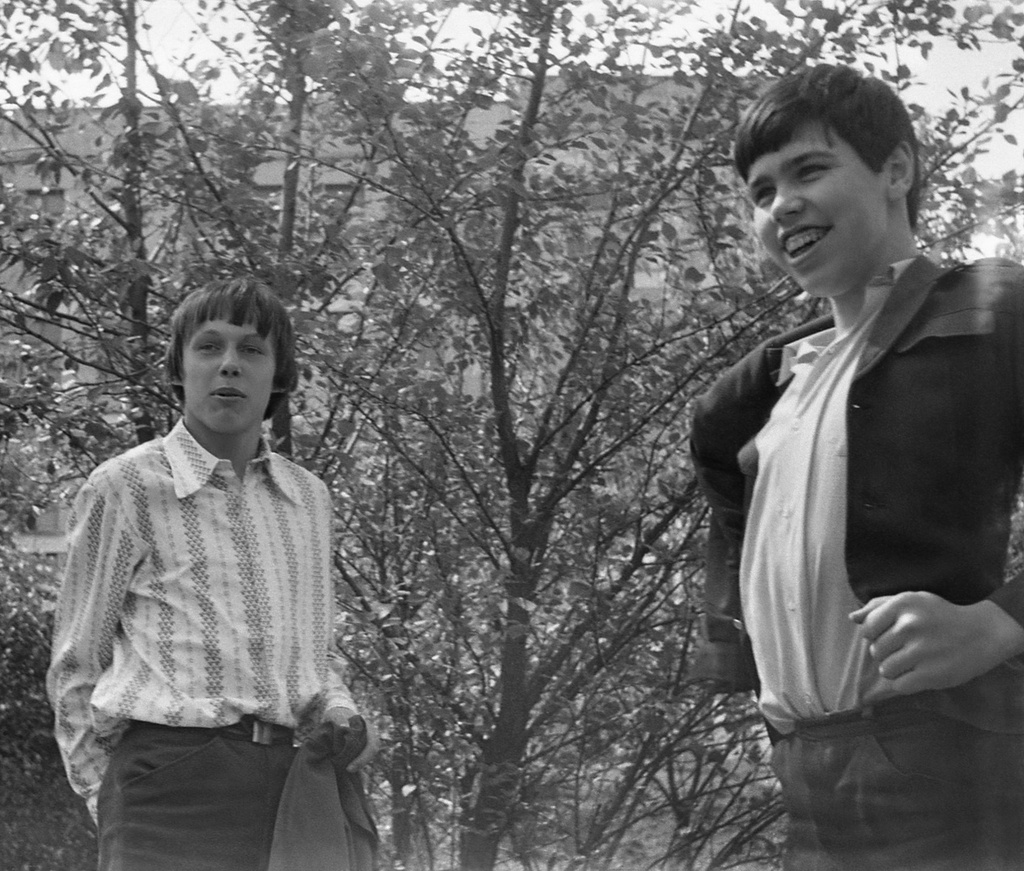Школа № 301 в Свиблово, 8 класс «В», май 1977, г. Москва. Большая перемена. Мальчишки 8 класса «В» за школой № 301 на ул. Седова. Камера «Смена 8».