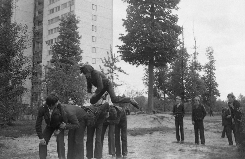 Игра в «Слона» за школой № 301 на улице Седова в Свиблово, май 1977, г. Москва. Большая перемена. Мальчишки восьмых классов играют в «Слона» за школой № 301 на ул. Седова. Камера «Смена 8».