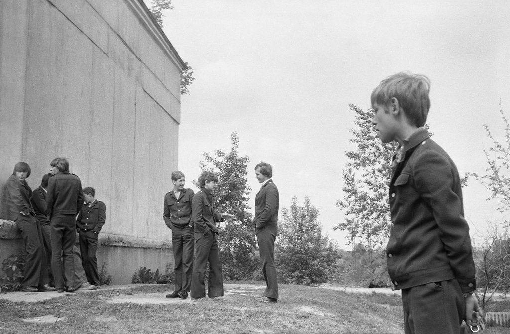 Школа № 301 в Свиблово, май 1977, г. Москва. Большая перемена. Курилка за школой № 301 на ул. Седова. Камера «Смена 8».