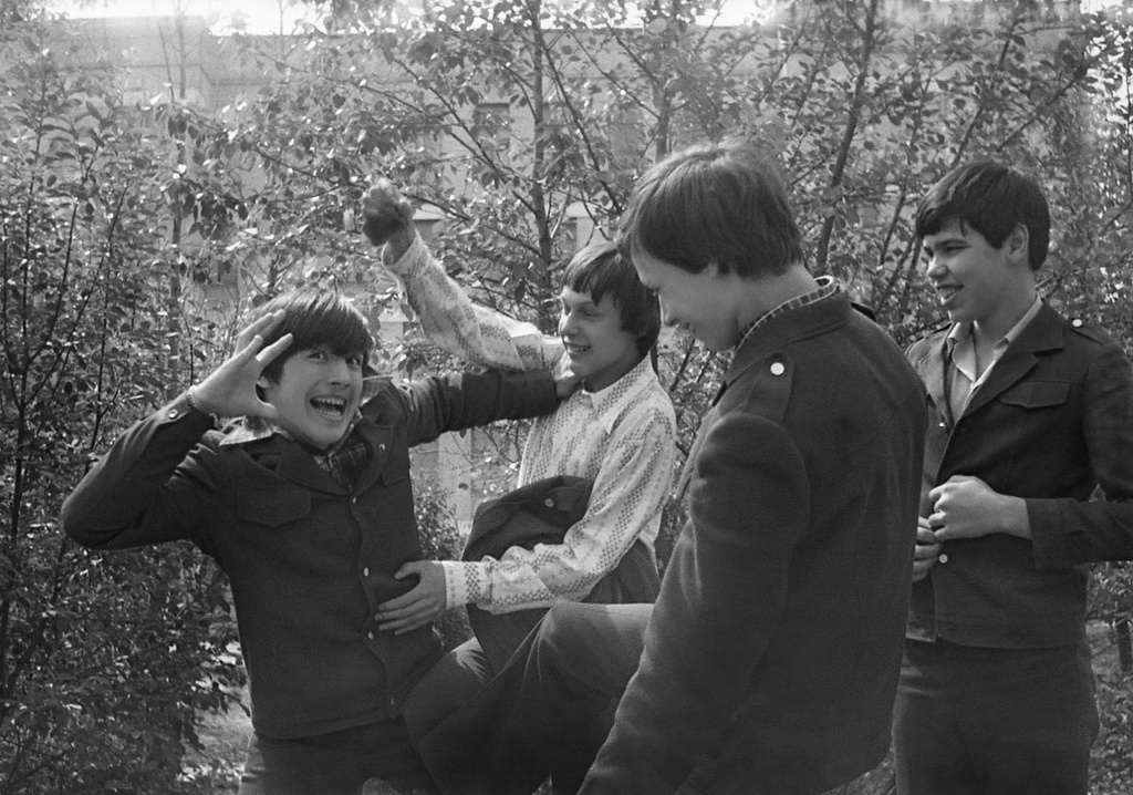 Школа № 301 в Свиблово, 8 класс «В», май 1977, г. Москва. Большая перемена. Мальчишки 8 класса «В» дурачатся за школой № 301 на ул. Седова.  Камера «Смена 8».
