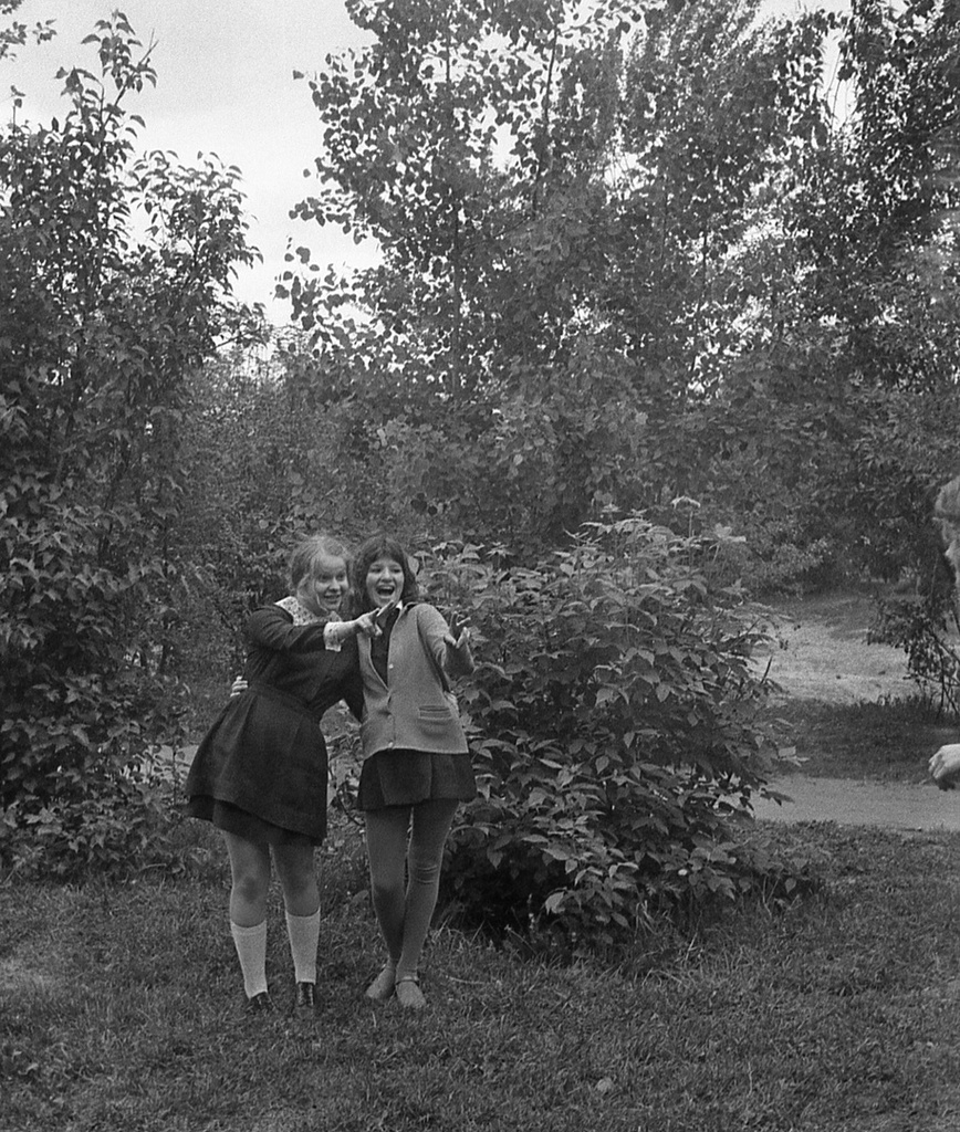 Школа № 301 в Свиблово, 8 класс «В», май 1977, г. Москва. Большая перемена. Девочки из 8 класса «В» за школой № 301 на ул. Седова. Камера «Смена 8».