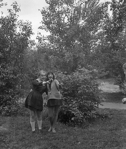 Школа № 301 в Свиблово, 8 класс «В», май 1977, г. Москва. Большая перемена. Девочки из 8 класса «В» за школой № 301 на ул. Седова. Камера «Смена 8».