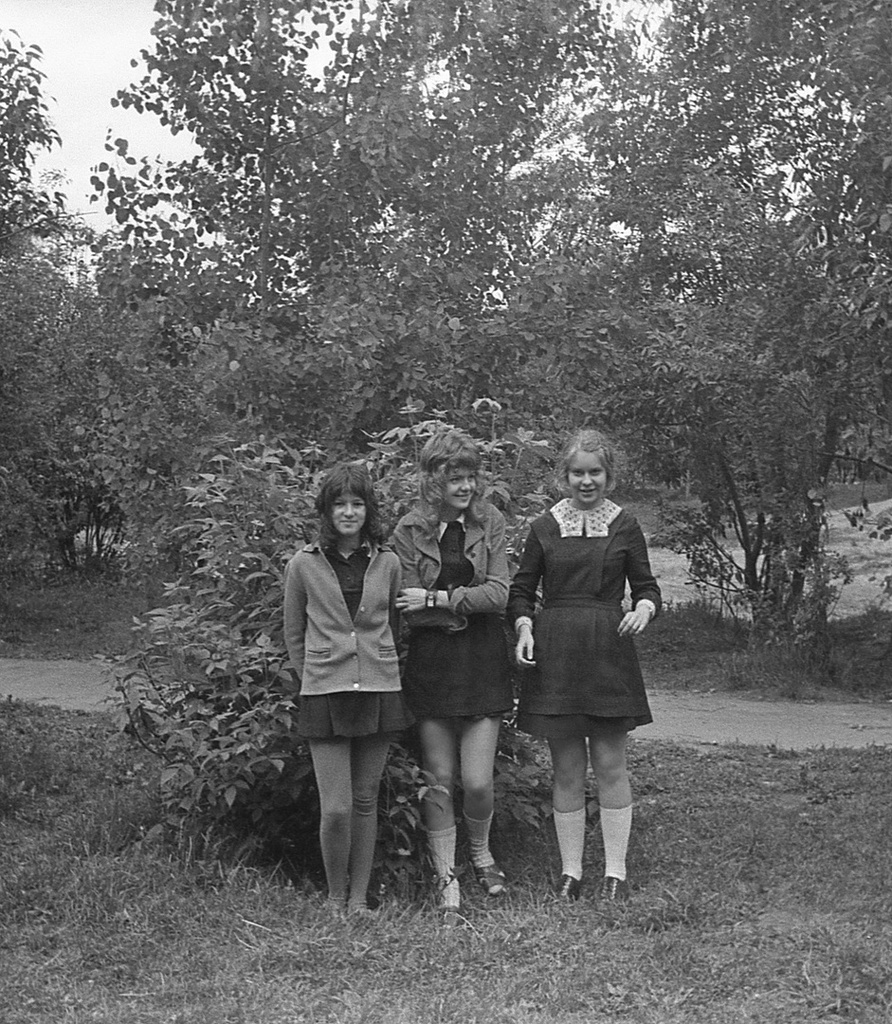 Школа № 301 в Свиблово, 8 класс «В», май 1977, г. Москва. Большая перемена. Девочки из 8 класса «В» за школой № 301 на ул. Седова. Камера «Смена 8».