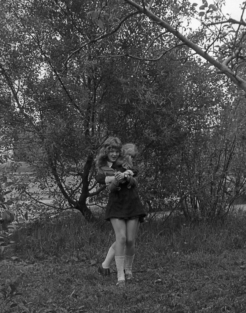 Школа № 301 в Свиблово, 8 класс «В», май 1977, г. Москва. Большая перемена. Девочки из 8 класса «В» за школой № 301 на ул. Седова. Камера «Смена 8».