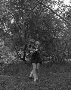Школа № 301 в Свиблово, 8 класс «В», май 1977, г. Москва. Большая перемена. Девочки из 8 класса «В» за школой № 301 на ул. Седова. Камера «Смена 8».