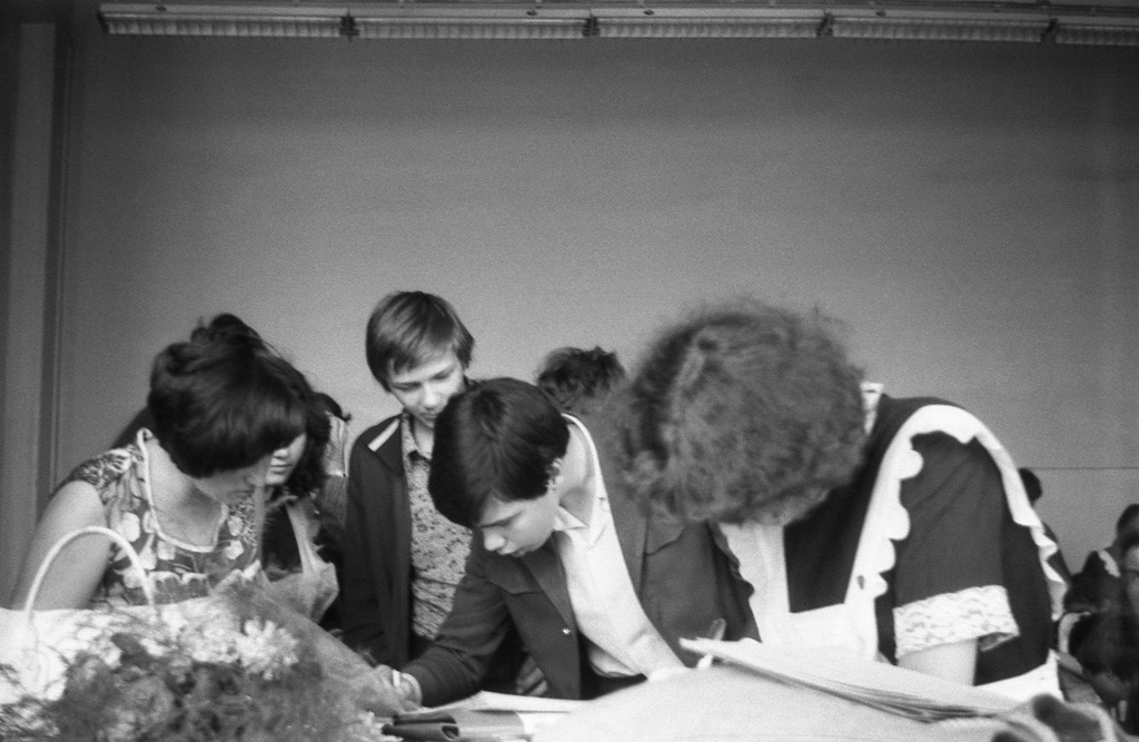 Школа № 301 в Свиблово. 8 класс «В». Выдача аттестатов, июнь 1977, г. Москва. Выдача аттестатов о восьмилетнем образовании в актовом зале школы на ул. Седова. Слева – Людмила Васильевна Михайловская, теперь уже бывший классный руководитель. Камера «Смена 8».
