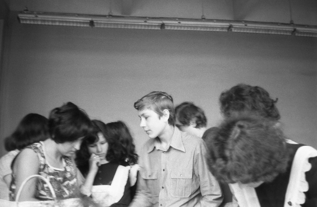 Школа № 301 Свиблово. 8 класс «В». Выдача аттестатов, июнь 1977, г. Москва. Выдача аттестатов о восьмилетнем образовании в актовом зале школы на ул. Седова. Слева – Людмила Васильевна Михайловская, теперь уже бывший классный руководитель. Камера «Смена 8».