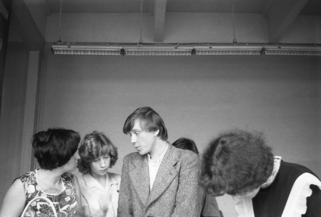 Школа № 301 в Свиблово. 8 класс «В». Выдача аттестатов, июнь 1977, г. Москва. Выдача аттестатов о восьмилетнем образовании в актовом зале школы на ул. Седова. Слева – Людмила Васильевна Михайловская, теперь уже бывший классный руководитель. Камера «Смена 8».