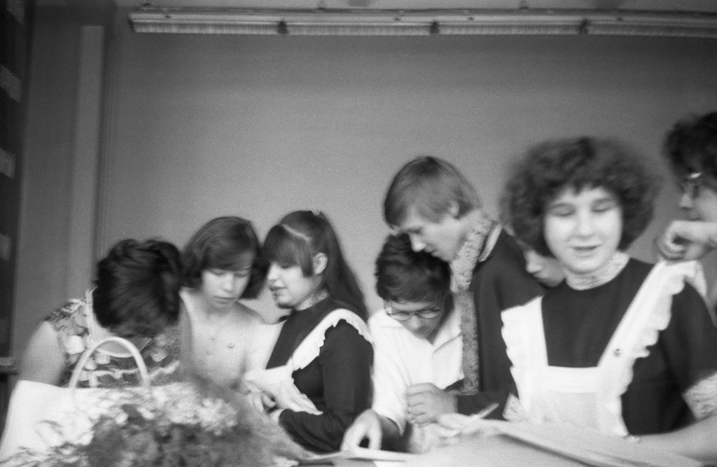 Школа № 301 в Свиблово . 8 класс «В». Выдача аттестатов, июнь 1977, г. Москва. Выдача аттестатов о восьмилетнем образовании в актовом зале школы на ул. Седова. Слева – Людмила Васильевна Михайловская, теперь уже бывший классный руководитель. Камера «Смена 8».