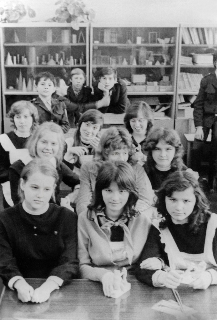 Последний звонок. Школа № 301 в Свиблово. 8 класс «В», май 1977, г. Москва. Кабинет математики. Изначально были сделаны 3 фотографии всего класса (по 3-м рядам), но осталось лишь фото среднего ряда – здесь почти все девочки 8 «В». Позади слева – Максим (2 класс), сын Людмилы Васильевны Михайловской, нашего классного руководителя, и мальчишки 8 «В» класса.