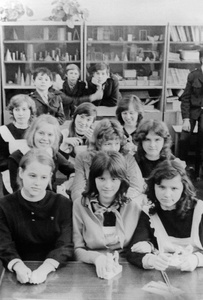 Последний звонок. Школа № 301 в Свиблово. 8 класс «В», май 1977, г. Москва. Кабинет математики. Изначально были сделаны 3 фотографии всего класса (по 3-м рядам), но осталось лишь фото среднего ряда – здесь почти все девочки 8 «В». Позади слева – Максим (2 класс), сын Людмилы Васильевны Михайловской, нашего классного руководителя, и мальчишки 8 «В» класса.