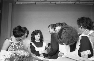 Школа № 301 в Свиблово. 8 класс «В». Выдача аттестатов, июнь 1977, г. Москва. Выдача аттестатов о восьмилетнем образовании в актовом зале школы на ул. Седова. Слева – Людмила Васильевна Михайловская, теперь уже бывший классный руководитель.  Камера «Смена 8».