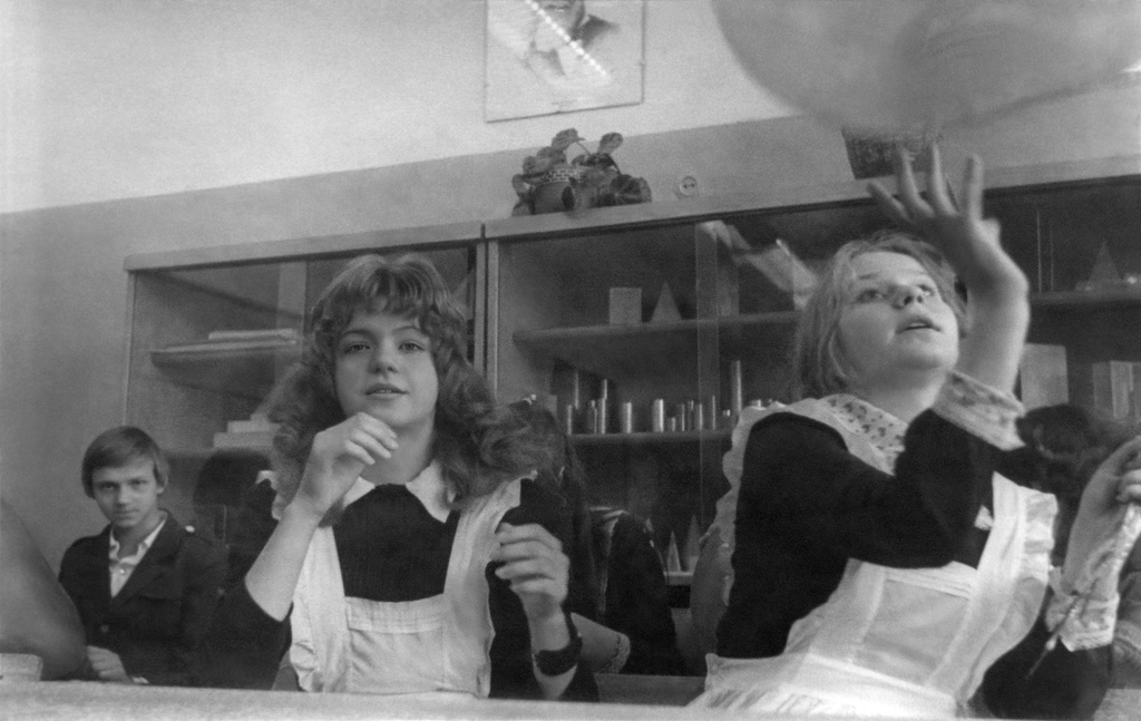 Свиблово, школа № 301. 8 класс "В". Май 1977. Последний звонок, май 1977, г. Москва. Кабинет математики. Воздушный шарик полетел.
