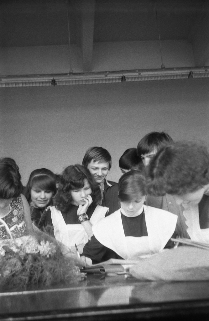 Школа № 301 в Свиблово. 8 класс «В». Выдача аттестатов, июнь 1977, Москва. Выдача аттестатов о восьмилетнем образовании в актовом зале школы на ул. Седова. Слева – Людмила Васильевна Михайловская, теперь уже бывший классный руководитель. Камера «Смена 8».