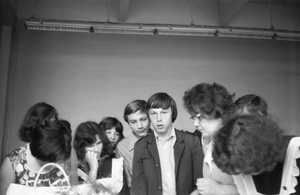 Школа № 301 в Свиблово. 8 класс «В». Выдача аттестатов, июнь 1977, г. Москва. Выдача аттестатов о восьмилетнем образовании в актовом зале школы на ул. Седова. Слева – Людмила Васильевна Михайловская, теперь уже бывший классный руководитель. Камера «Смена 8».