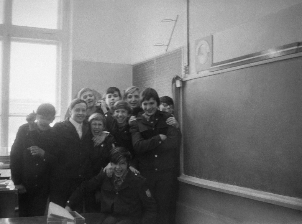 Школа № 301 в Свиблово. 7 класс «В», май 1976, г. Москва. Кабинет математики. Перемена перед уроком труда. На фото – почти все мальчики 7 «В» класса 301 школы на ул. Седова.