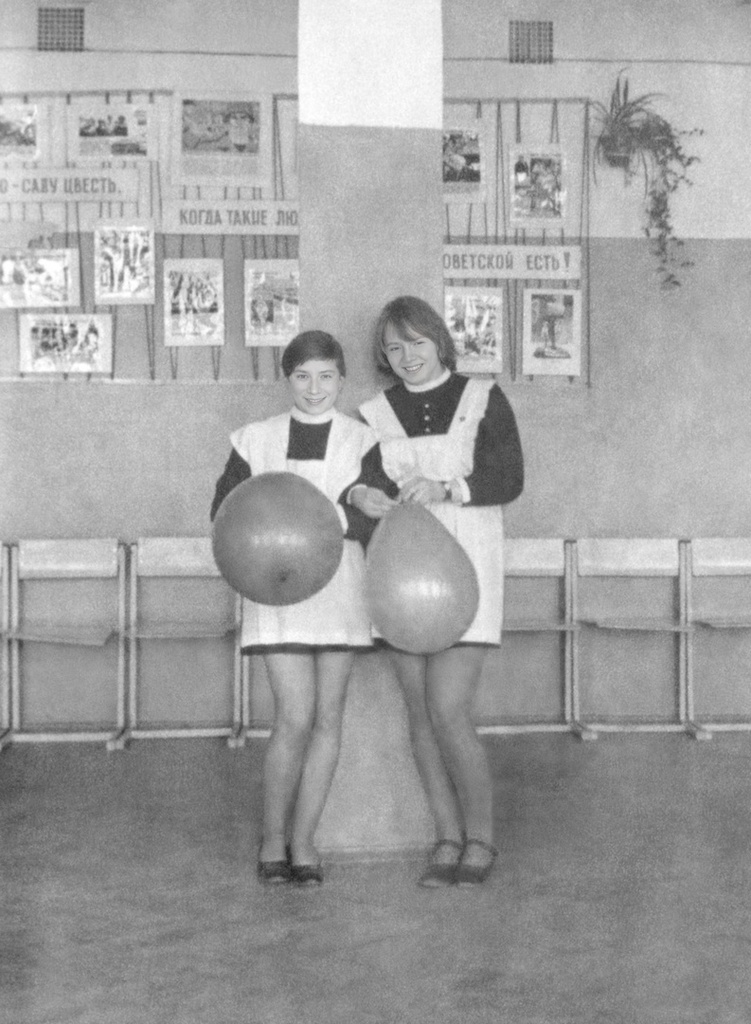 Школа № 301 в Свиблово. 8 класс «В». Последний звонок, май 1977, г. Москва. В холле на этаже. Слева — одноклассница, справа — девочка из параллельного класса.