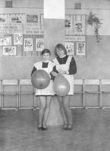 Школа № 301 в Свиблово. 8 класс «В». Последний звонок, май 1977, г. Москва. В холле на этаже. Слева — одноклассница, справа — девочка из параллельного класса.
