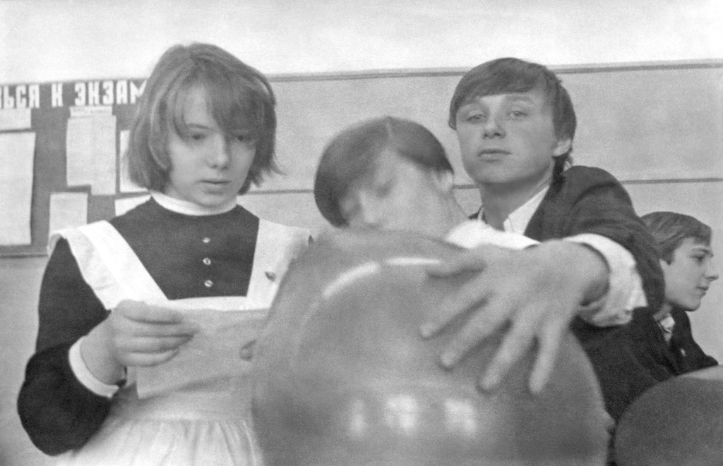 Школа № 301 в Свиблово. 8 класс «В». Последний звонок, май 1977, г. Москва. Кабинет маткматики. Автограф на шарике. Слева – девочка из параллельного класса.