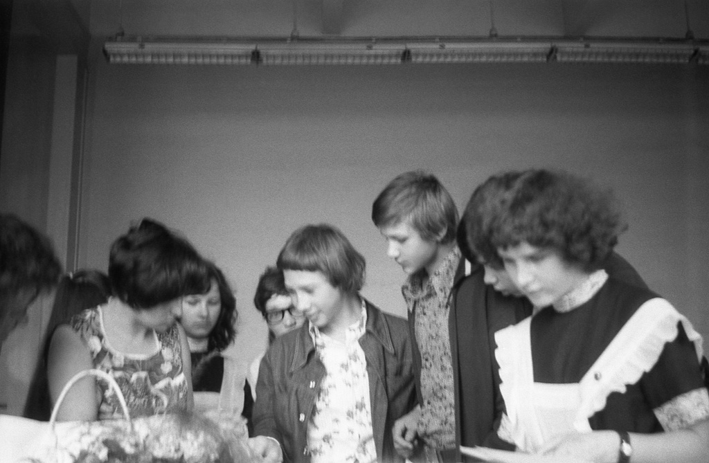 Школа № 301 в Свиблово. 8 класс «В». Выдача аттестатов, июнь 1977, г. Москва. Выдача аттестатов о восьмилетнем образовании в актовом зале школы на ул. Седова. Слева – Людмила Васильевна Михайловская, теперь уже бывший классный руководитель. Камера «Смена 8».