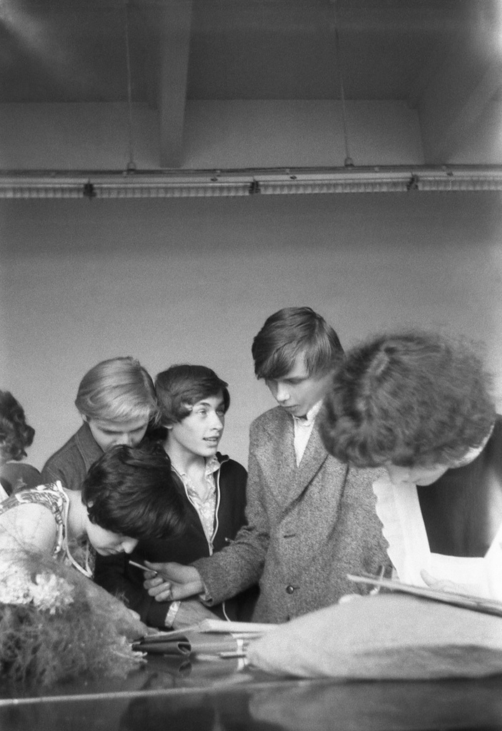 Школа № 301 в Свиблово. 8 класс «В». Выдача аттестатов, июнь 1977, г. Москва. Выдача аттестатов о восьмилетнем образовании в актовом зале школы на ул. Седова. Слева – Людмила Васильевна Михайловская, теперь уже бывший классный руководитель. Камера «Смена 8».