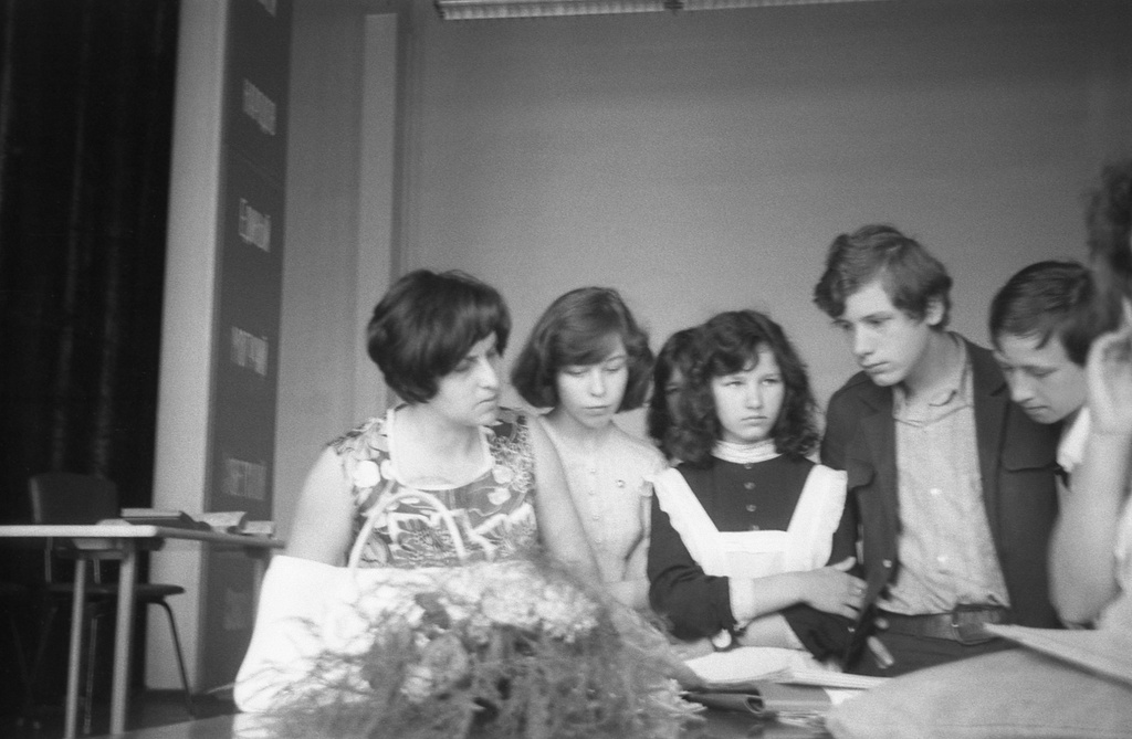 Школа № 301 в Свиблово. 8 класс «В». Выдача аттестатов, июнь 1977, г. Москва. Выдача аттестатов о восьмилетнем образовании в актовом зале школы на ул. Седова. Слева – Людмила Васильевна Михайловская, теперь уже бывший классный руководитель. Камера «Смена 8».