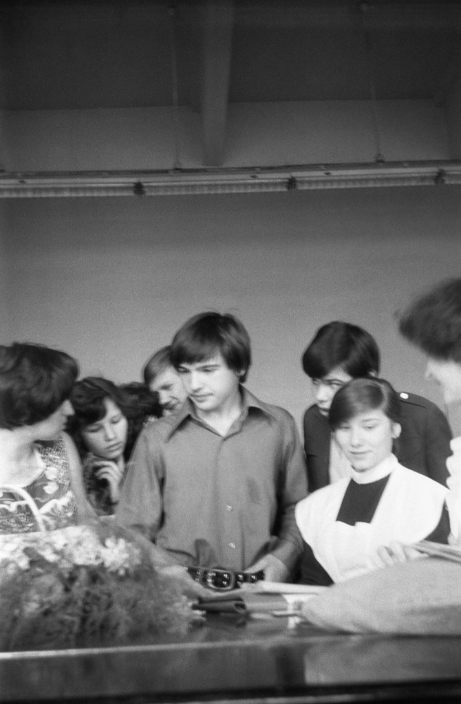 Школа № 301 в Свиблово. 8 класс «В». Выдача аттестатов, июнь 1977, г. Москва. Выдача аттестатов о восьмилетнем образовании в актовом зале школы на ул. Седова. Слева – Людмила Васильевна Михайловская, теперь уже бывший классный руководитель. Камера «Смена 8».