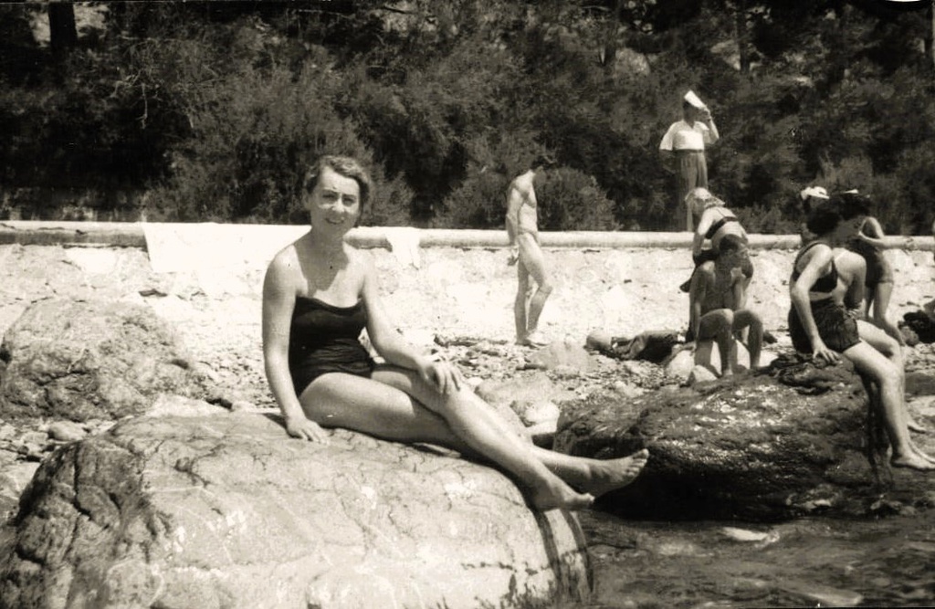 На диком пляже в окрестностях Ялты, 1950 - 1951, Крымская обл.. Мама Светлана Антонова (Сосенкова).