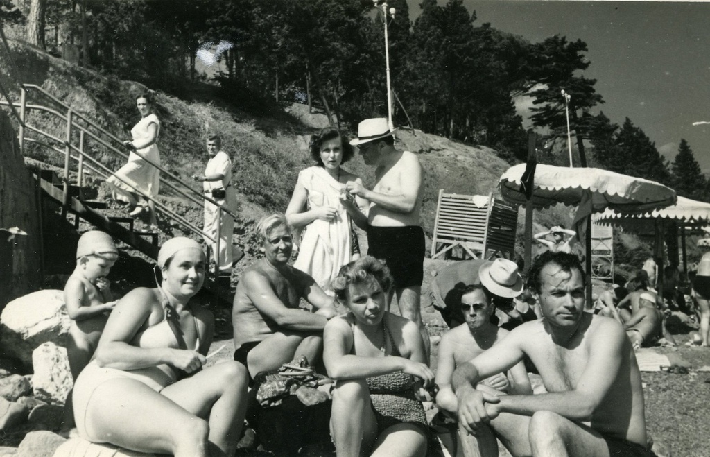 Актриса Изольда Извицкая и режиссер Андрей Тутышкин, 19 августа 1957, г. Звенигород. Фотография из архива Евгения Аркадьевича Алексеева.