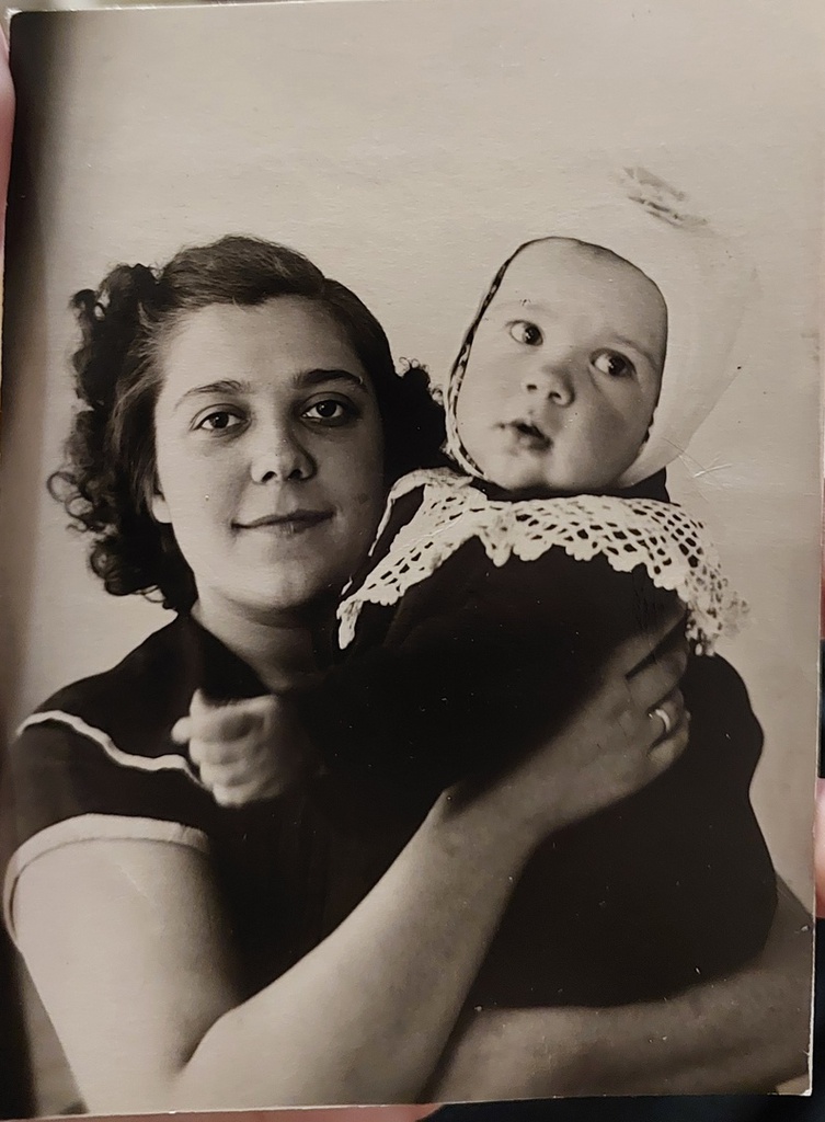 На память крестной, 25 октября 1956. На память дорогой крестной от крестницы Тани. Здесь ей 10 месяцев. 25/X 56 года.Фотография из архива Владислава Валерьевича Прохорченко.