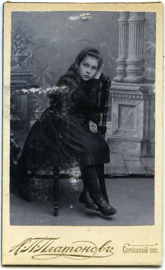 София Логиновна Волженская, 1907 - 1908, Московская губ., Дмитровский у., г. Сергиевский посад. София Волженская во время учебы в Сергиево-посадской женской гимназии.Ныне Сергиев ПосадФотография из архива Евгения Арева.