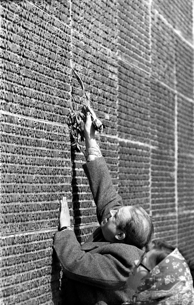 Монумент Славы, 9 мая 1983, г. Новосибирск. Выставка «В Новосибирске Сергея Секретарева» с этой фотографией.