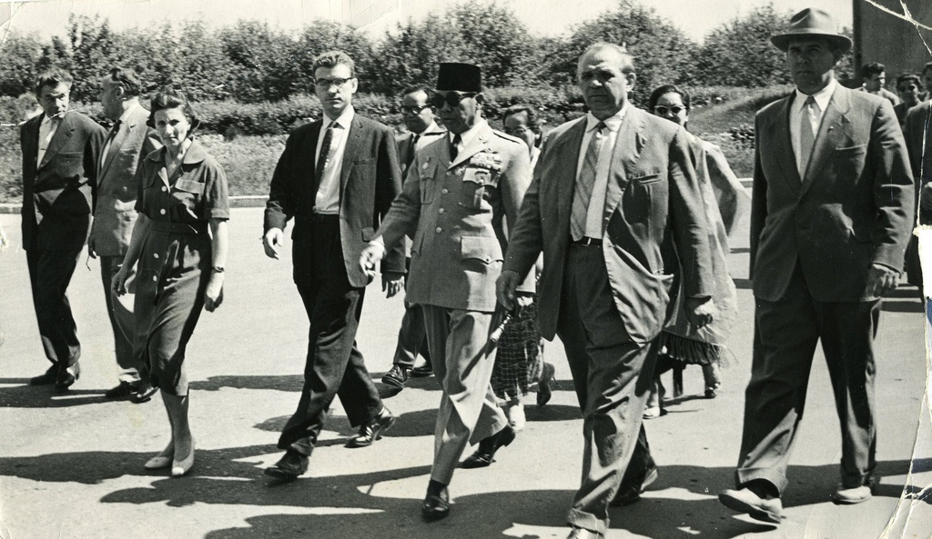 Визит президента Индонезии Ахмеда Сукарно на Мосфильм, 9 июня 1961, г. Москва. Визит президента Индонезии Ахмеда Сукарно на Мосфильм в честь космического триумфа Юрия Гагарина, публикуется впервые. Снято на личную пленочную среднеформатную фотокамеру «Салют». Справа от президента Сукарно – влиятельный экс-председатель Суда чести при Совете Министров СССР с 1947 по 1953 год, экс-замминистра культуры СССР, директор Мосфильма с 1959 по 1970 год Владимир Николаевич Сурин.Фотография из архива Евгения Алексеева.