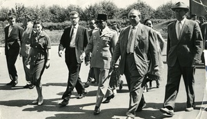 Визит президента Индонезии Ахмеда Сукарно на Мосфильм, 9 июня 1961, г. Москва. Визит президента Индонезии Ахмеда Сукарно на Мосфильм в честь космического триумфа Юрия Гагарина, публикуется впервые. Снято на личную пленочную среднеформатную фотокамеру «Салют». Справа от президента Сукарно – влиятельный экс-председатель Суда чести при Совете Министров СССР с 1947 по 1953 год, экс-замминистра культуры СССР, директор Мосфильма с 1959 по 1970 год Владимир Николаевич Сурин.Фотография из архива Евгения Алексеева.