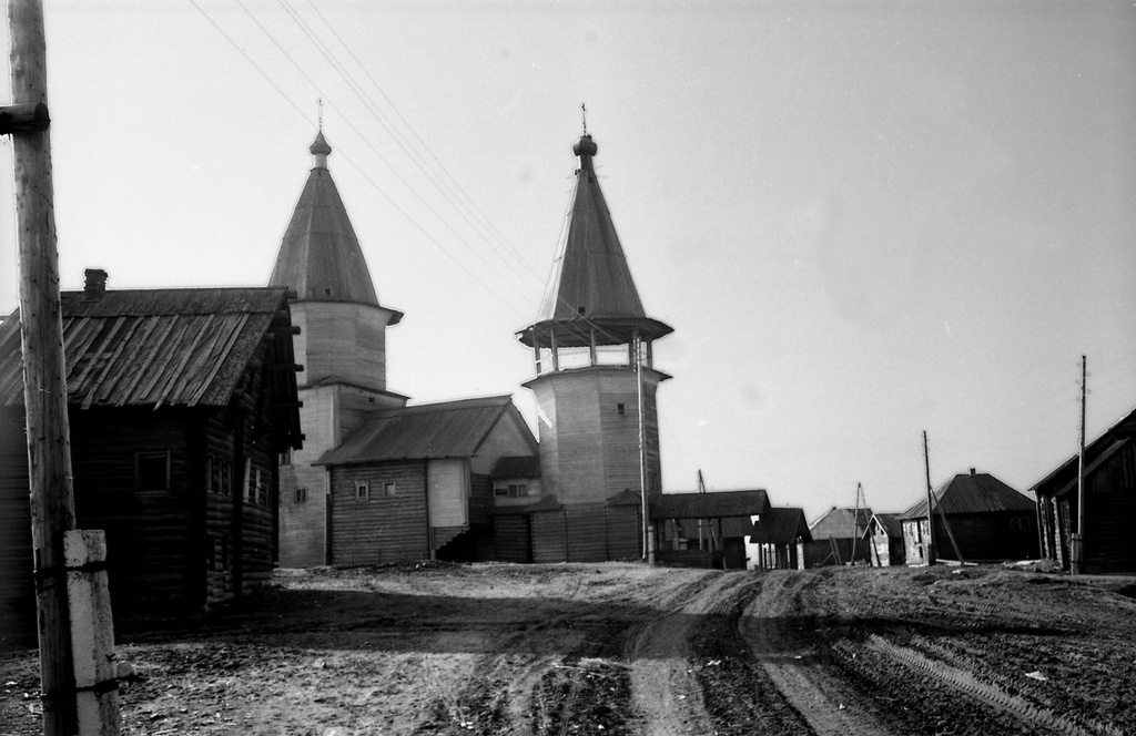 Вознесенская Церковь в Типиницах, 6 - 8 мая 1970, Карельская АССР, Заонежье, дер. Типиницы. Церковь сгорела в 1975 году от молнии.Фотография из архива Анатолия Чарушина.Выставка «Деревни Типиницы и Усть-Яндома в Заонежье, 1970 год» с этой фотографией.