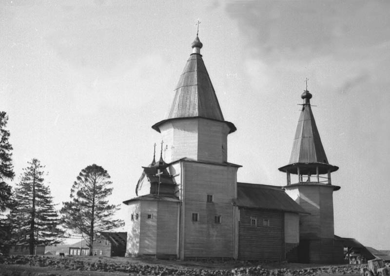 Вознесенская церковь в Типиницах, 6 - 8 мая 1970, Карельская АССР, Заонежье, дер. Типиницы. Церковь сгорела от молнии в 1975 году.Фотография из архива Анатолия Чарушина.Выставка «Деревни Типиницы и Усть-Яндома в Заонежье, 1970 год» с этой фотографией.