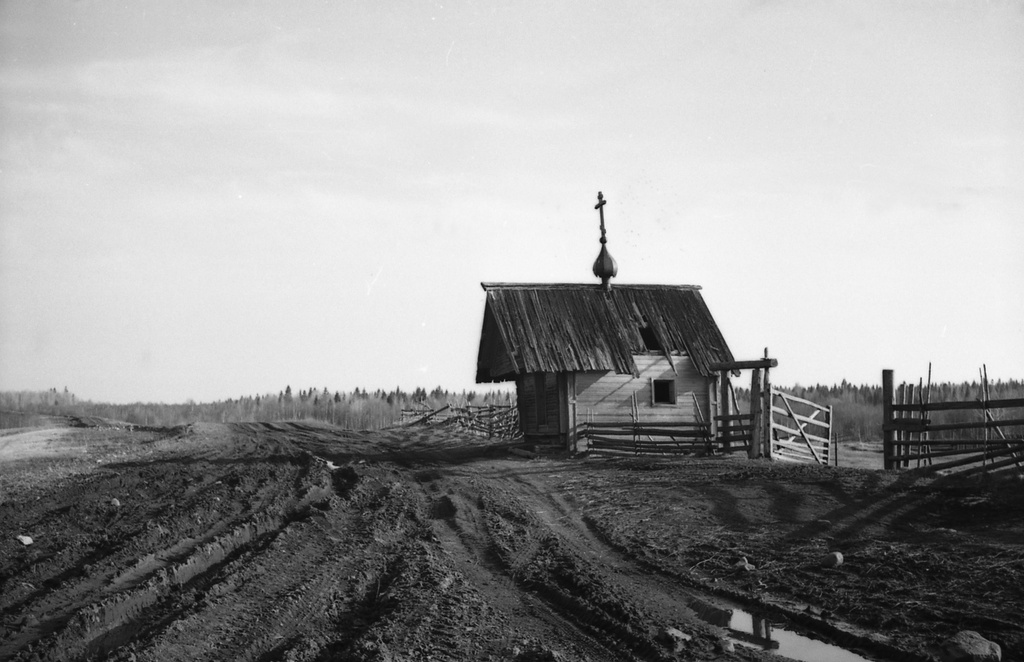 Часовня в селе Типиницы в Заонежье, 4 - 8 мая 1970, Карельская АССР, с. Типиницы. Фотография из архива Анатолия Чарушина.Выставка «Деревни Типиницы и Усть-Яндома в Заонежье, 1970 год» с этой фотографией.