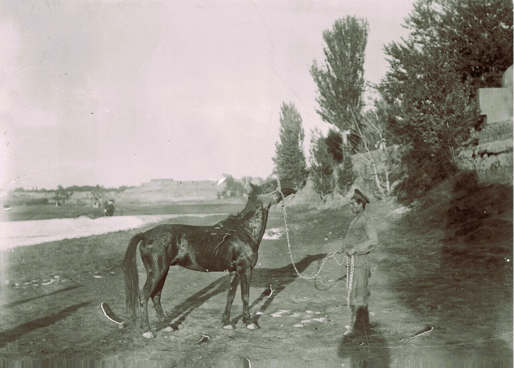 Казак-семирек на водопое, 1906 - 1908, Семиреченская обл., Джаркентский у.. Долина реки Текес, левый приток реки Или.