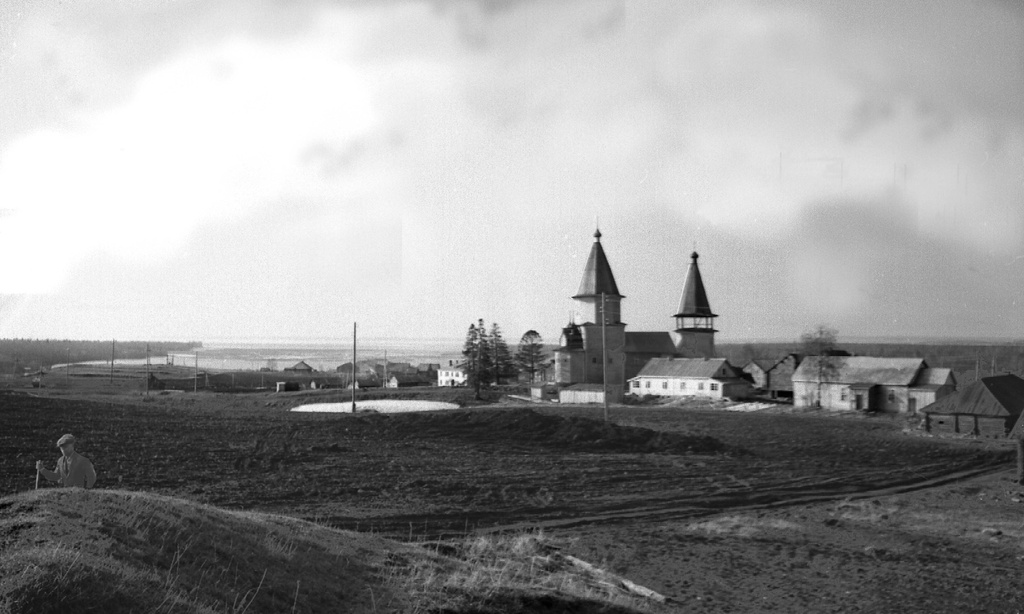 Деревня Типиницы, 6 - 8 мая 1970, Карельская АССР, Заонежье, дер. Типиницы. Фотография из архива Анатолия Чарушина.Выставка «Деревни Типиницы и Усть-Яндома в Заонежье, 1970 год» с этой фотографией.