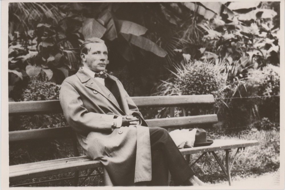Михаил Булгаков в Батуме, 30 апреля 1928, ССР Грузия, г. Батум. Видеолекции&nbsp;«Шелковые носки, монокль и шапка из гризли: что предпочитал Михаил Булгаков» и «Терек, Пушкин, "Вероломный папаша": Михаил Булгаков во Владикавказе» с этой фотографией.