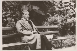 Михаил Булгаков в Батуме, 30 апреля 1928, ССР Грузия, г. Батум. Видеолекции&nbsp;«Шелковые носки, монокль и шапка из гризли: что предпочитал Михаил Булгаков» и «Терек, Пушкин, "Вероломный папаша": Михаил Булгаков во Владикавказе» с этой фотографией.