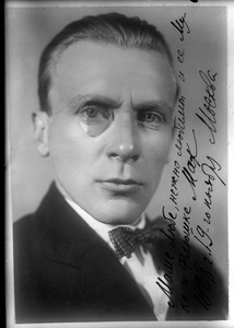 Михаил Булгаков, 1 сентября 1926 - 10 октября 1926, г. Москва. Пересъемка с фотографии с дарственной надписью Михаила Булгакова Любови Белозерской:&nbsp;«Маме Любе, нежно любимой и её Муке и Флюшке. Мак. 1928 г. 19 ноября. Москва».Видеолекции&nbsp;«Шелковые носки, монокль и шапка из гризли: что предпочитал Михаил Булгаков»,&nbsp;«Терек, Пушкин, "Вероломный папаша": Михаил Булгаков во Владикавказе» и выставка «Михаил Булгаков» с этой фотографией.