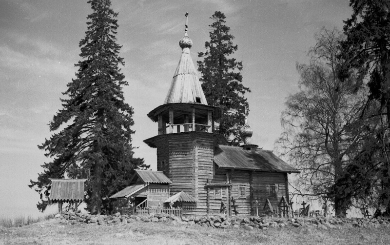 Георгиевская часовня в деревне Усть-Яндома, 6 - 8 мая 1970, Карельская АССР, Заонежье, дер. Усть-Яндома. Фотография из архива Анатолия Чарушина.Выставка «Деревни Типиницы и Усть-Яндома в Заонежье, 1970 год» с этой фотографией.