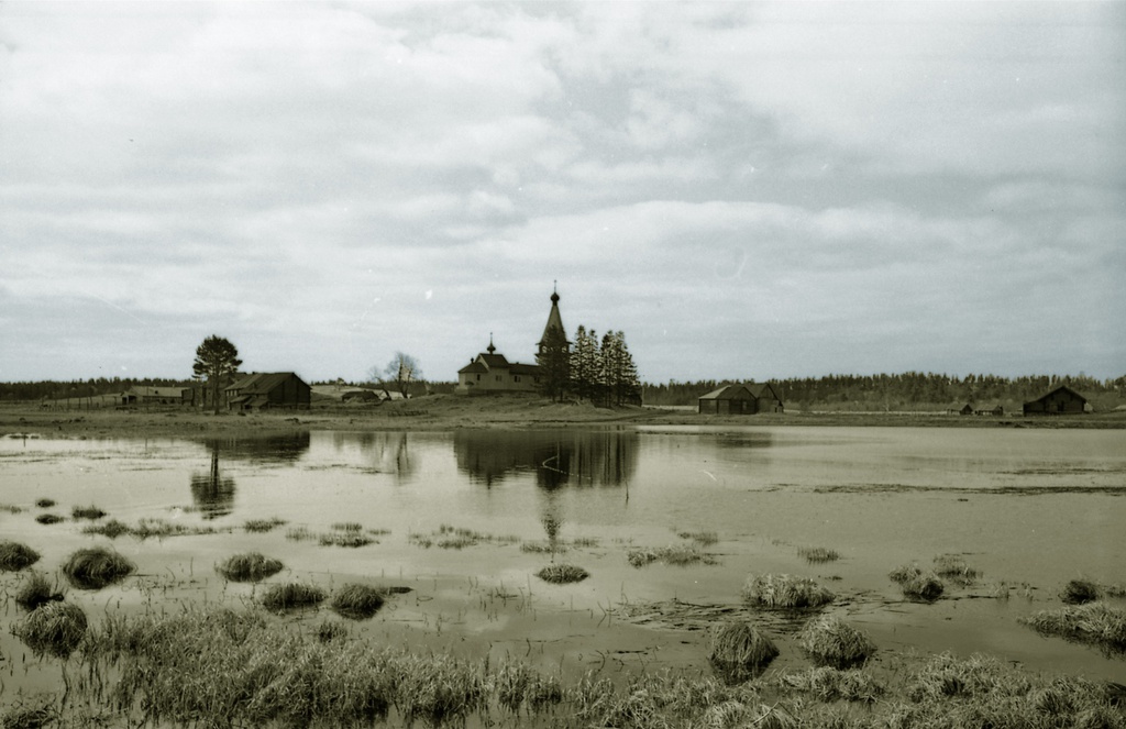 Деревня Вегорукса, Никольская церковь, 7 - 9 мая 1970, Карельская АССР, Заонежье, дер. Вегорукса. Фотография из архива Анатолия Чарушина.Выставка «Деревни Усть-Река и Вегорукса, 1970 год» с этой фотографией.&nbsp;