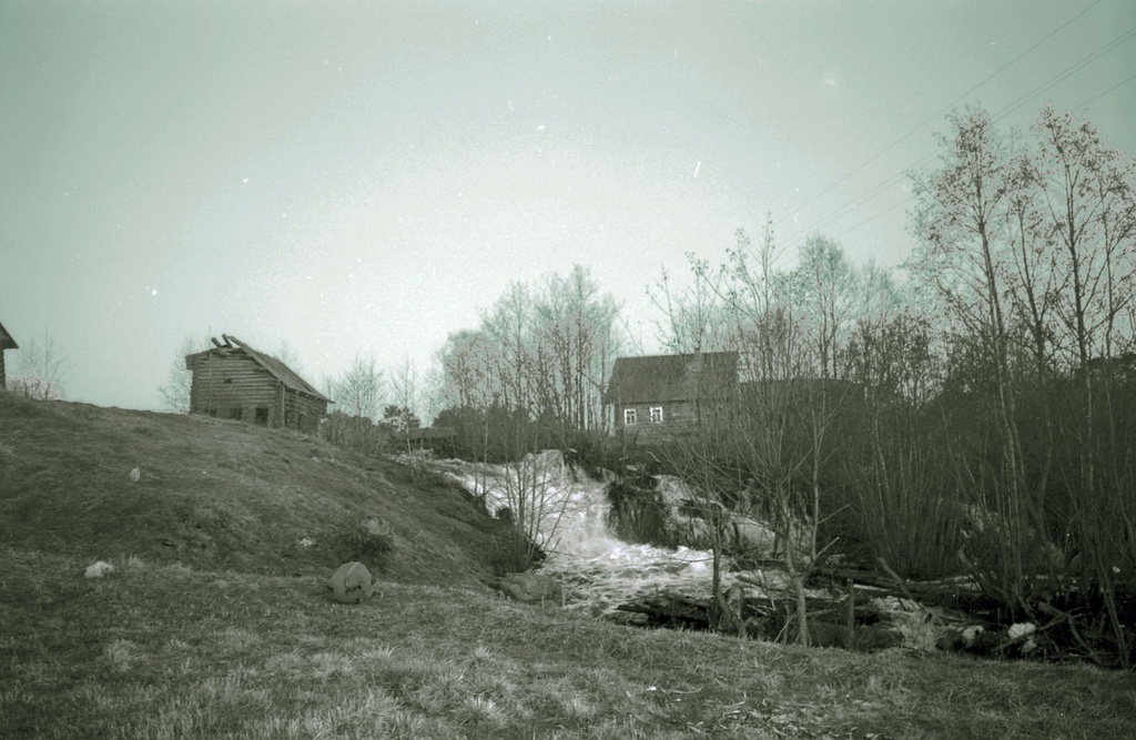 Деревня Усть-Река, 8 - 9 мая 1970, Карельская АССР, Заонежье, дер. Усть-Река. В Петровские времена здесь из болотной руды плавили металл. Хозяином завода был датчанин Бутенант.Фотография из архива Анатолия Чарушина.Выставка «Деревни Усть-Река и Вегорукса, 1970 год» с этой фотографией.&nbsp;