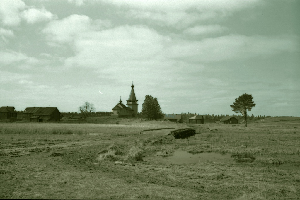 Деревня Вегорукса, Никольская церковь, 7 - 9 мая 1970, Карельская АССР, Заонежье, дер. Вегорукса. Фотография из архива Анатолия Чарушина.Выставка «Деревни Усть-Река и Вегорукса, 1970 год» с этой фотографией.&nbsp;