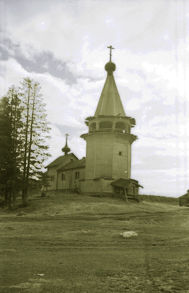 Деревня Вегорукса, Никольская церковь, 7 - 9 мая 1970, Карельская АССР, Заонежье, дер. Вегорукса. Фотография из архива Анатолия Чарушина.Выставка «Деревни Усть-Река и Вегорукса, 1970 год» с этой фотографией.&nbsp;